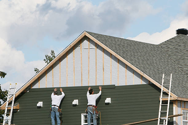 Professional Siding Repair technician working in Hewlett, NY
